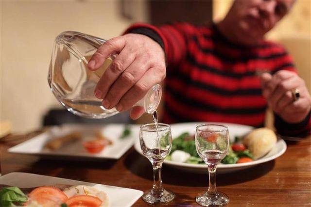 探秘：长期饮酒者肝脏健康的背后真相