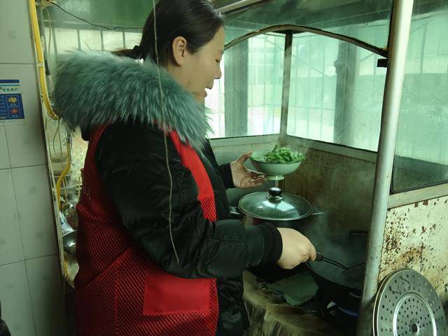 小年之际：秦都区志愿者暖心陪伴空巢老人，秦都区马泉街道：志愿者为独居老人过小年