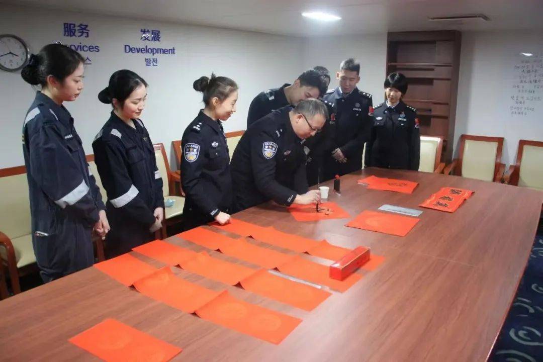 边检警察春节期间的坚守与服务，边检警察：春节勤务中的多彩画卷
