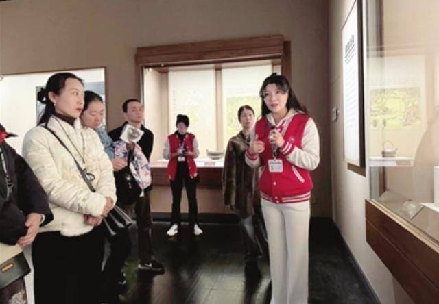 从教师到博物院志愿者：李笑冰的文化传播之旅，山西博物院里的文化使者：李笑冰