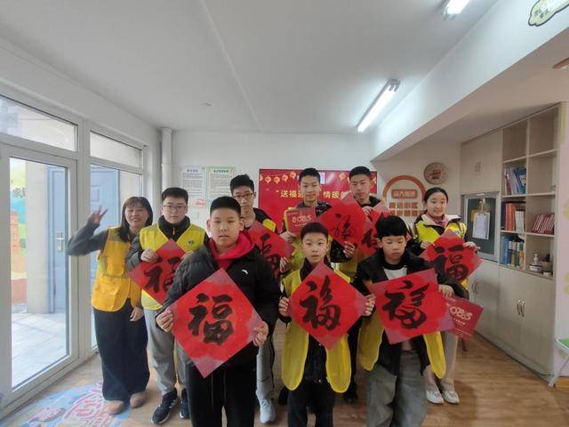 合肥路街道：青少年志愿送福，弘扬文化增情谊，“送福迎新·情暖邻里”：市北区青少年的志愿之行