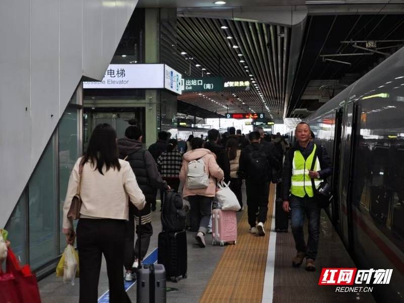 卢坚柏：用毫米精度为高铁“扫雷”，迎最后春运