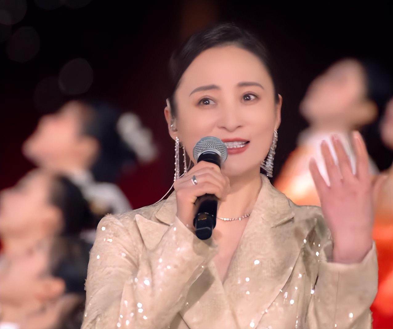 2025春晚：明星妆造大赏，亮点与槽点并存 2025春晚：群星璀璨，妆造背后的故事