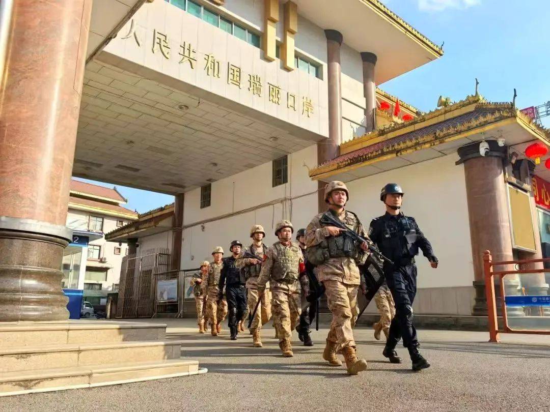 边检警察春节期间的坚守与服务，边检警察：春节勤务中的多彩画卷