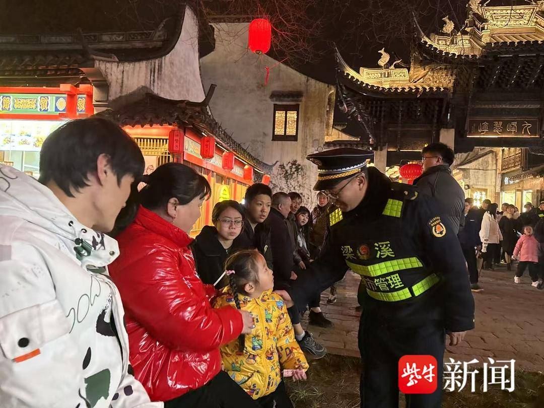春节的惠山古镇：城管工作背后的故事 城管基层工作者的坚守：愧疚与责任并存