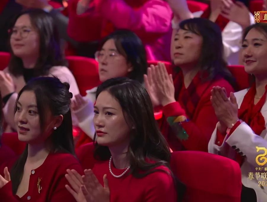2025春晚：那些令人难忘的精彩瞬间，2025春晚：舞台上下的趣味瞬间