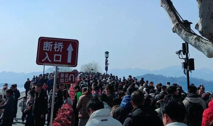 大年初一：各地景区人满为患，部分门票售罄