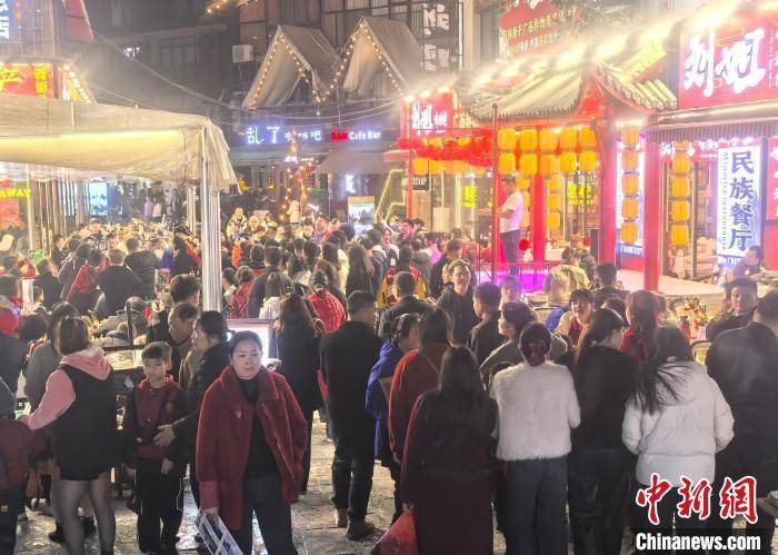 广西阳朔西街新春盛景：中外游客共享浓郁年味