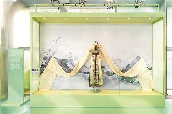 广州太古汇“粤韵新话”展：曾小敏与粤剧的新春之约，曾小敏着白蛇服饰现身广州太古汇，粤韵新话新春展启幕