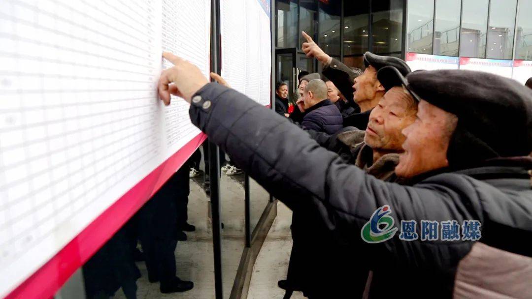 柳林镇惠民惠农补贴公开放榜，民众现场“验榜”