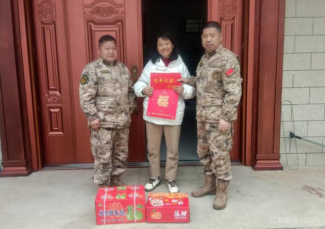 张谷英镇武装部慰问新兵家属，彰显尊崇与敬意