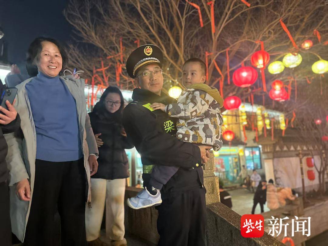 春节的惠山古镇：城管工作背后的故事 城管基层工作者的坚守：愧疚与责任并存