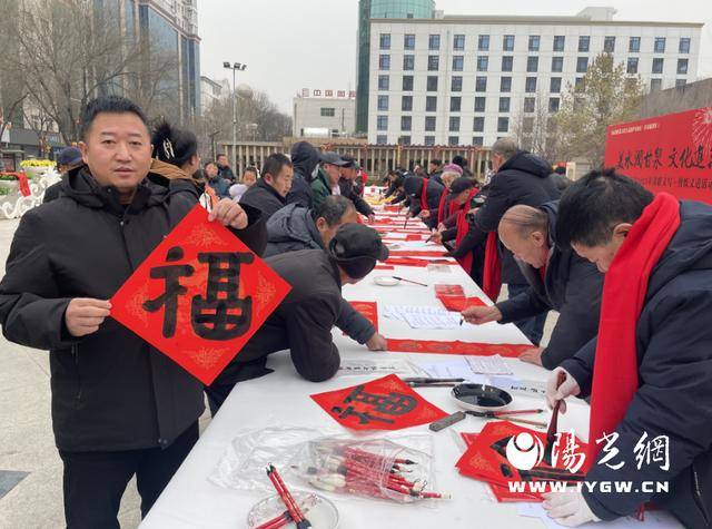 甘泉县举办义写春联活动，群众感受传统文化魅力，义写春联活动在甘泉县：书法与年味的交融