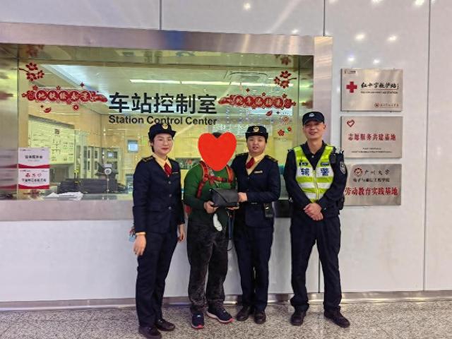 广州地铁暖心之举：装有大量现金的手提袋物归香港失主 广州地铁二十二号线：手提袋失而复得，满满现金物归原主