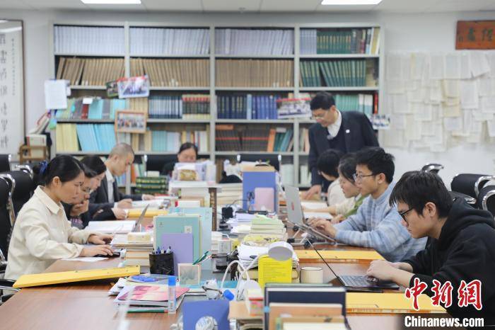 山东大学：春节前夕古籍整理的不懈传承 “校经处”里的春节：古籍整理的忙碌身影