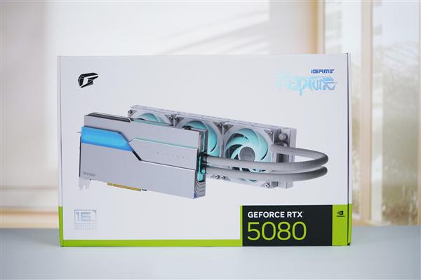探秘七彩虹iGame RTX 5080 Neptune OC：独特设计的显卡 七彩虹RTX 5080显卡：看银白与蓝色如何打造别样美感