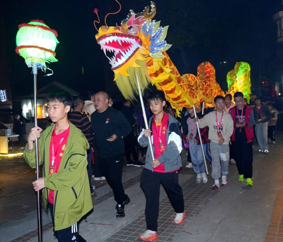 佛山南庄村尾村除夕夜：舞纱龙与灯光秀共庆新年 村尾村除夕夜：超百人灯光秀，舞纱龙开启新年