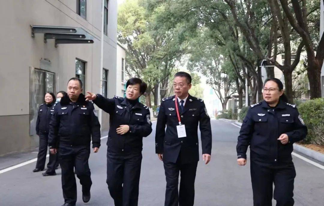 局领导深入监狱节前安全督导慰问一线民警，节前监狱工作检查：局领导看望慰问一线民警
