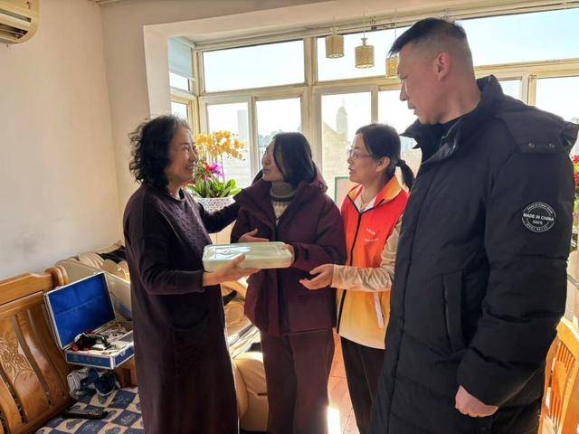 八大湖街道：春节前夕给困难老人送关怀