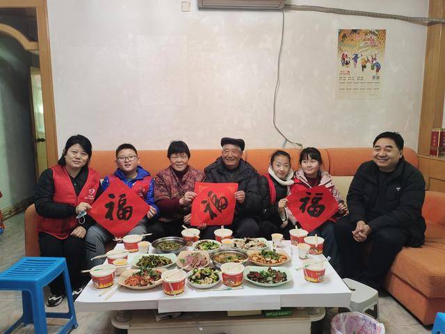 小年之际：秦都区志愿者暖心陪伴空巢老人，秦都区马泉街道：志愿者为独居老人过小年