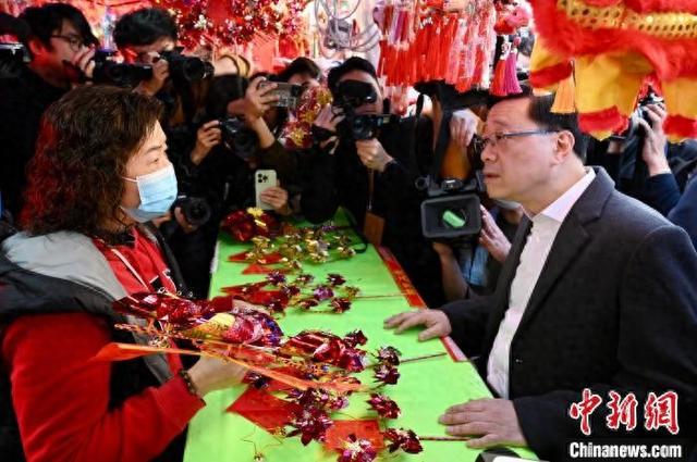 蛇年将至，香港特首李家超屯门年宵市场之行，李家超逛屯门年宵市场迎蛇年：香港的新年气象