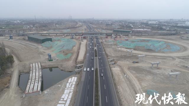 苏通大桥南接线春运返程车流，应急车道助力通畅