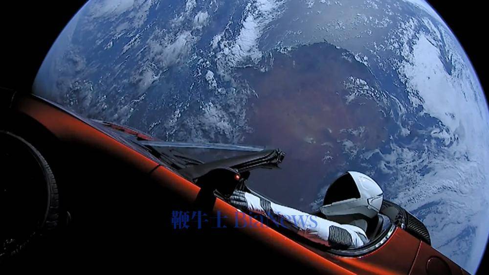 马斯克跑车引发天文学界乌龙：被误认小行星 伊隆·马斯克又“搞事”：特斯拉跑车让天文学家认错