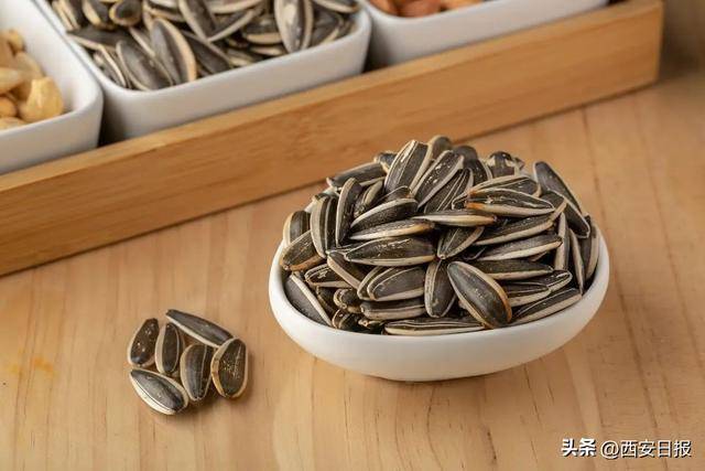 警惕！这些瓜子有毒致癌，春节嗑瓜子需谨慎，健康“嗑瓜子”：春节的正确打开方式