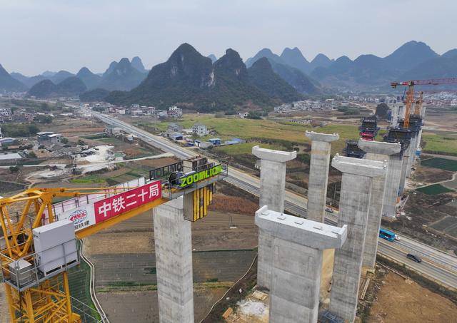 春节坚守：中铁二十局建设者的鱼宜高速建设之旅，中铁二十局建设者春节奋战鱼宜高速，与家属共度温暖佳节