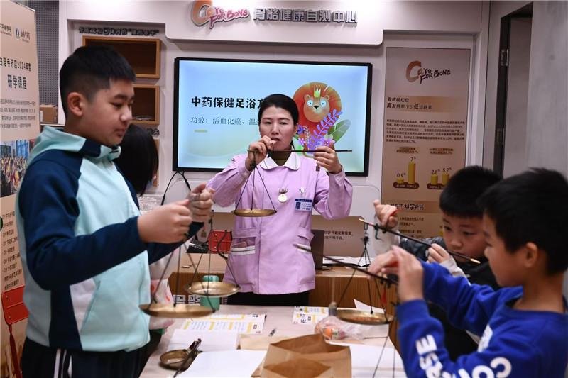 白塔寺药店寒假走读营：青少年与中医药文化的深度接触