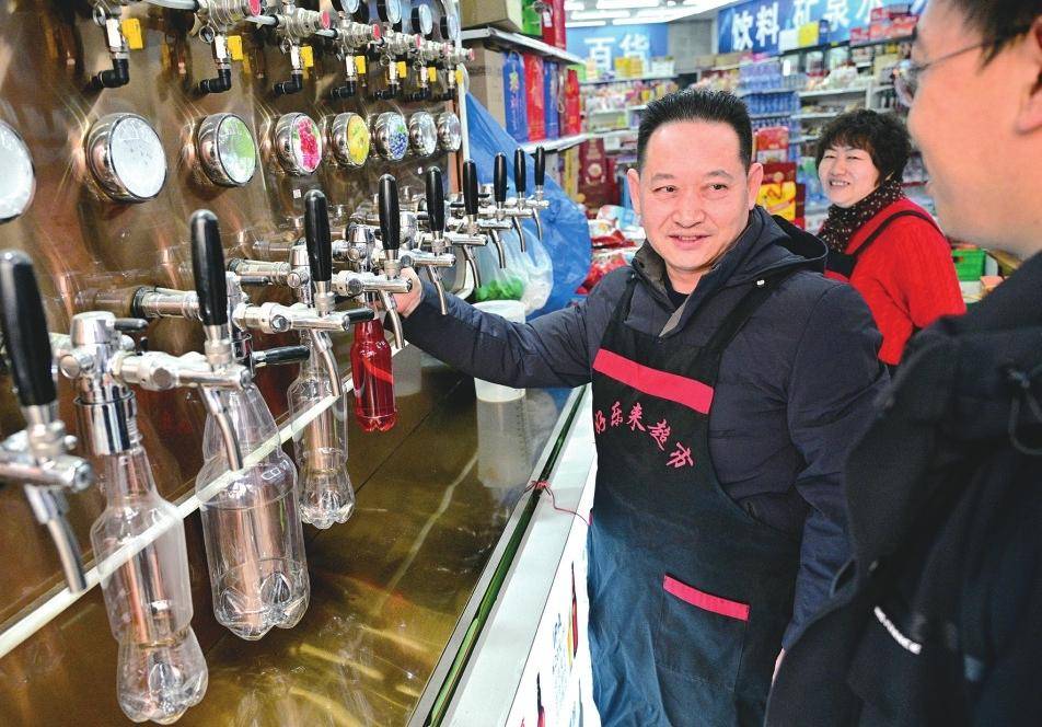3000石楼人变身厨师：“福海厨工”背后的故事，石楼县“福海厨工”：从大山到海滨的就业传奇