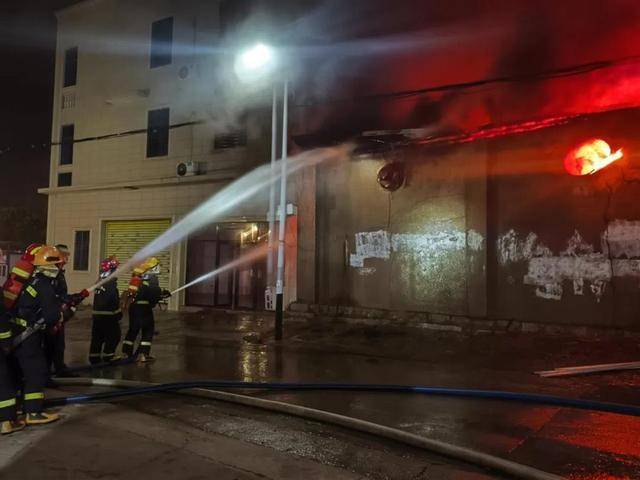 四川内江：男孩鞭炮引爆化粪池，车辆被炸翻