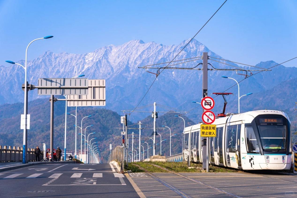 震撼！都江堰“雪山电车”3D宣传片亮相成都金融城，都江堰“雪山电车”：独特的旅游客运专线