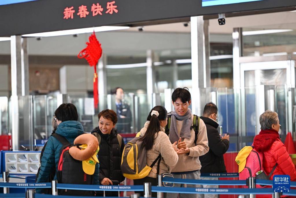 边检民警除夕忙碌：迎海外游子与外国游客 边检民警除夕的工作：海外华人归国与外国游客入境