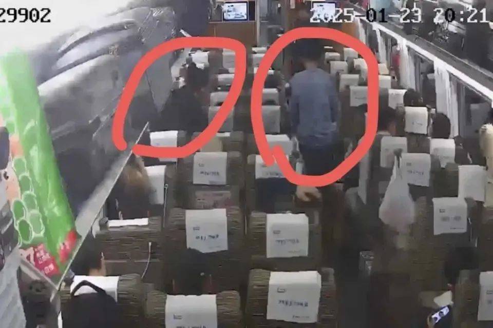 列车上孕妇羊水破裂：紧急时刻的多方救援，列车突发紧急状况：孕妇羊水破了