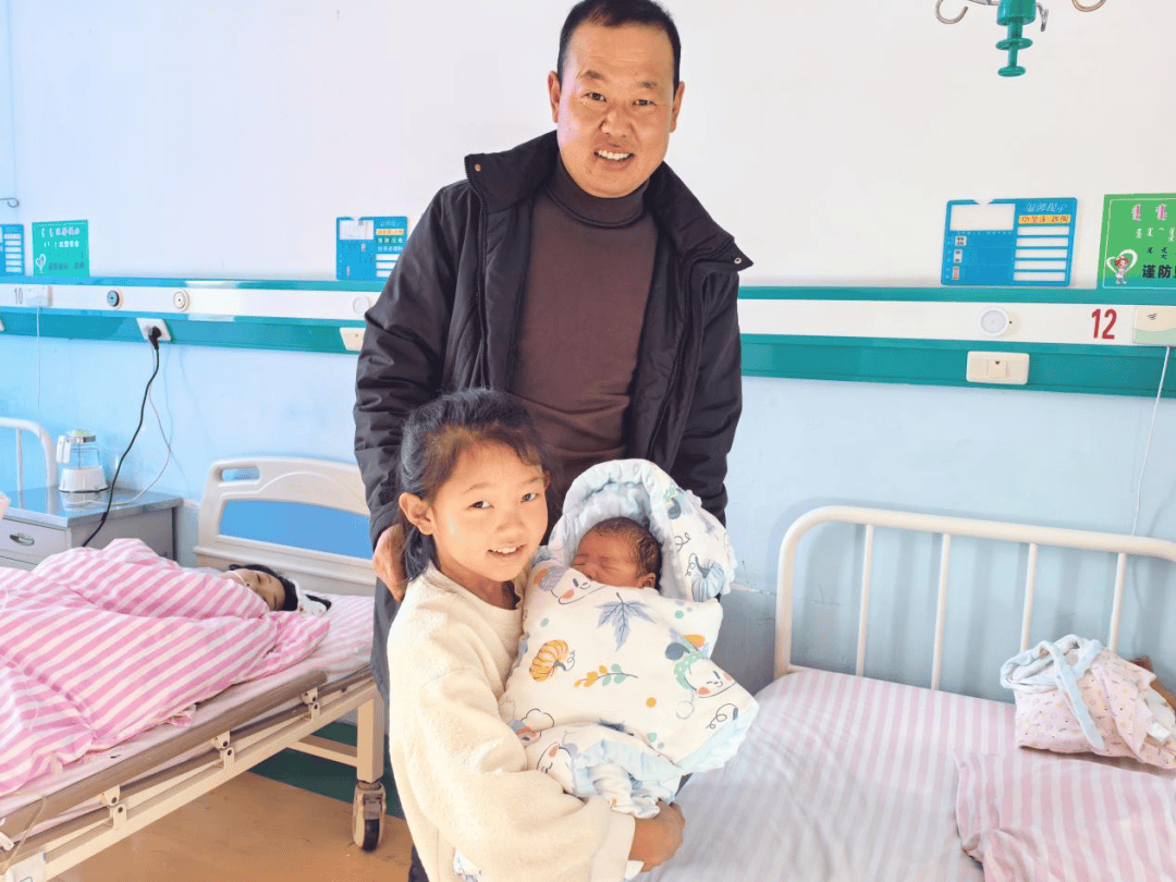 粉嘟嘟小脸的新生儿：新年新生命的喜悦，大年初一的新生命：带来无尽欢乐与期盼