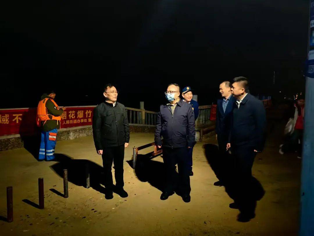 海口领导除夕夜行动：督导烟花燃放管控 海口：市领导分组督导，确保除夕空气质量