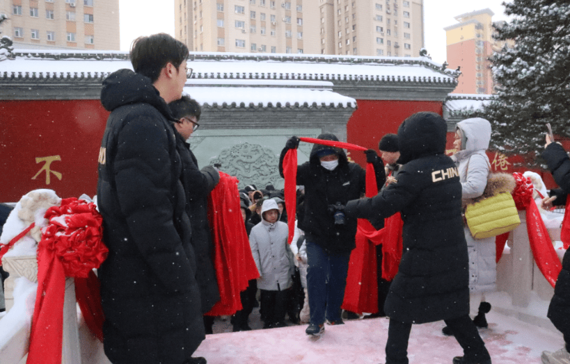人民网：中国冰雪旅游资源亮相法国赛雷市，央广网：道口员9年春运零事故的坚守