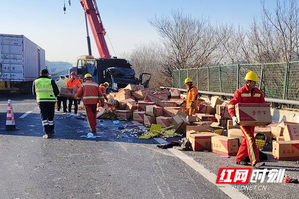 京港澳高速岳阳大荆段货车侧翻，交安设施抢修全记录 高速货车侧翻：岳阳养护团队8小时抢修保畅