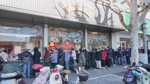 为年夜饭增色，市民排队抢购老字号熟食，老字号熟食：年夜饭不可或缺的补充