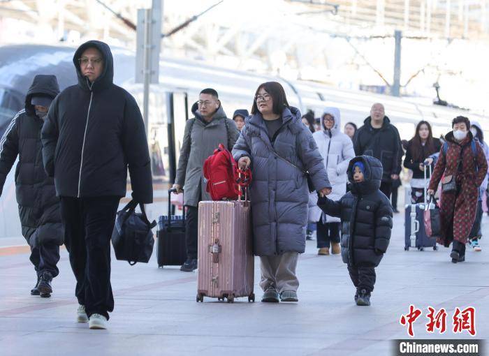 1月27日：全国铁路繁忙日，北京北站旅客众生相，1月27日北京北站旅客出行忙：铁路预计发送1340万人次