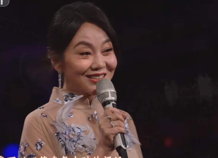 2025春晚：明星妆造大赏，亮点与槽点并存 2025春晚：群星璀璨，妆造背后的故事