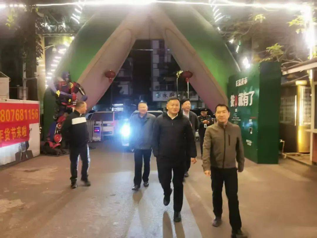 海口领导除夕夜行动：督导烟花燃放管控 海口：市领导分组督导，确保除夕空气质量
