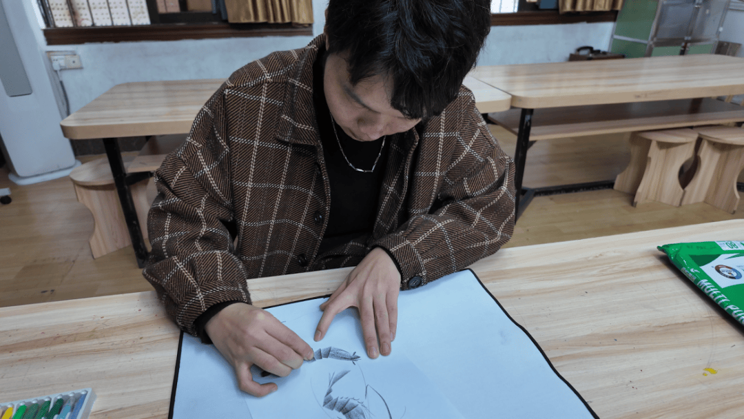霞山步行街：铅笔——开启绘画的神奇钥匙，霞山步行街：小铅笔绘出大艺术