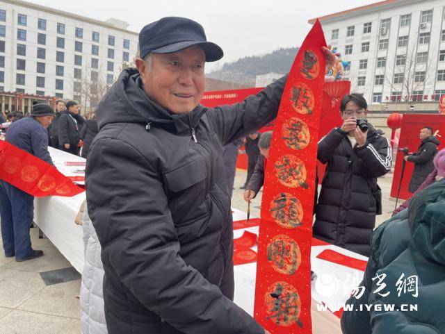 甘泉县举办义写春联活动，群众感受传统文化魅力，义写春联活动在甘泉县：书法与年味的交融