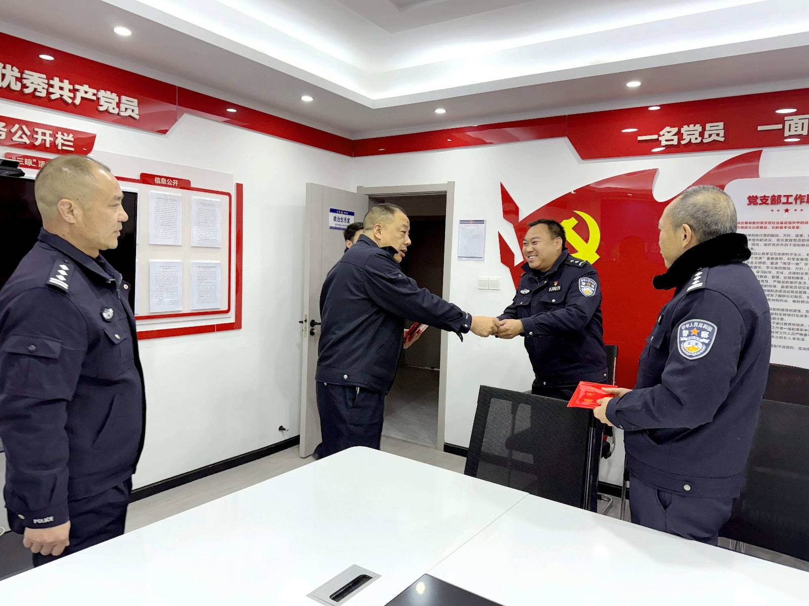 保康县公安局：岁末走访慰问，传递关怀与温暖