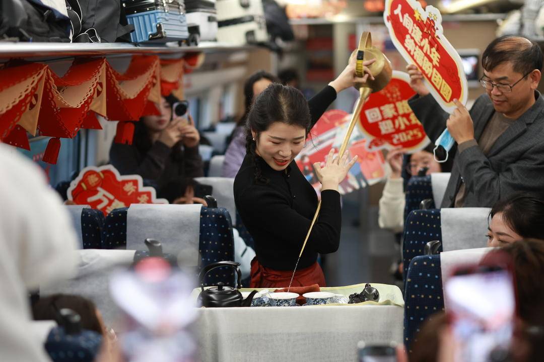 春运期间动车上的暖心之旅 动车上的便捷与安心：川青铁路春运服务