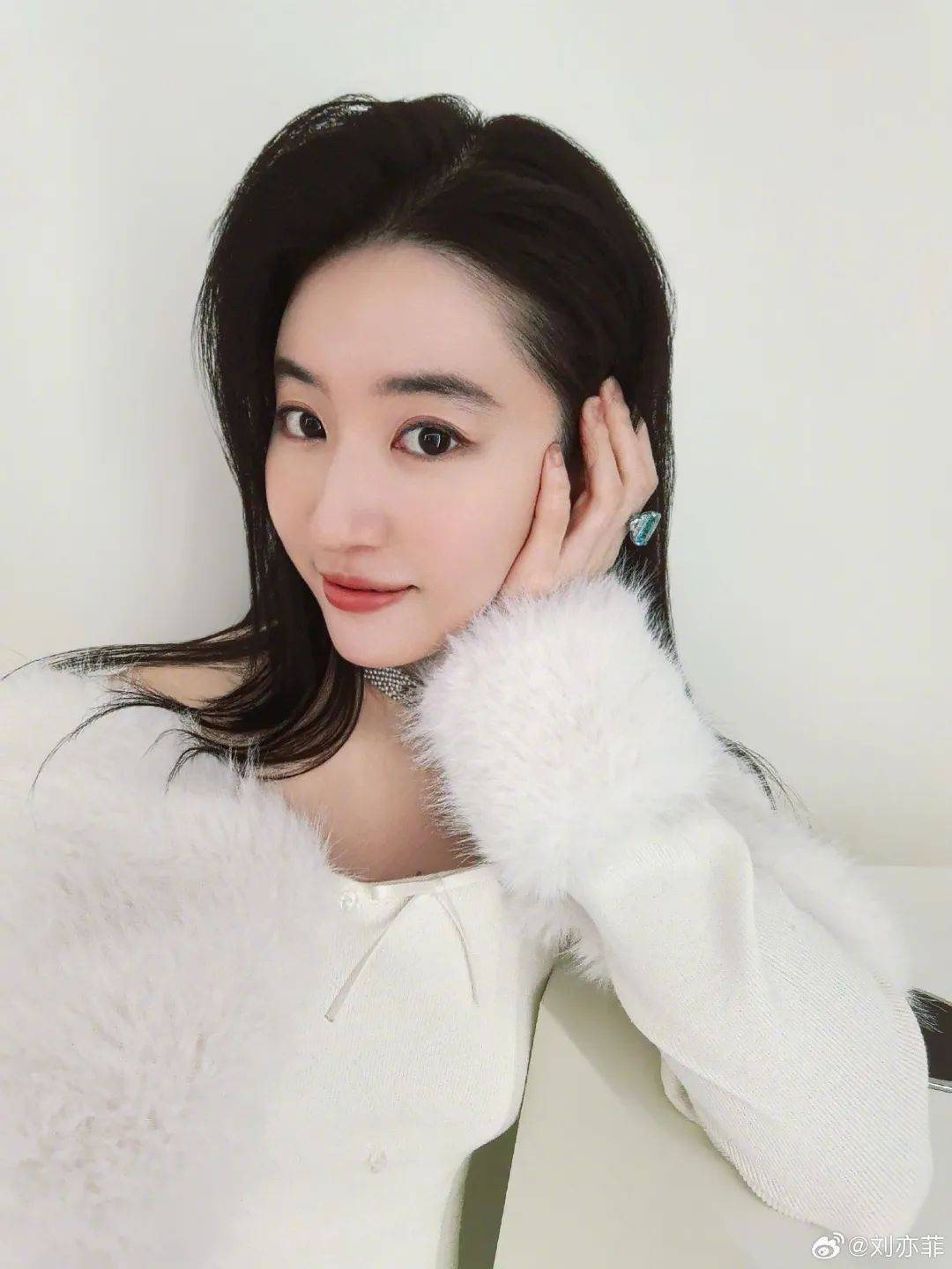 吃瓜！娱乐圈演员的隐秘情事与事业发展，娱乐圈中的情感与事业：演员们的真实生活