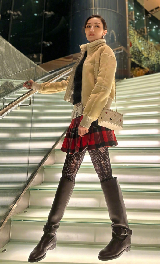 李嘉欣新年照曝光：桃花树下的长腿美人