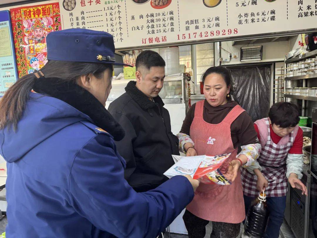 消防宣传入社区，锦州太和大队助力春节消防安全，春节临近，锦州太和大队在社区开展消防宣传活动